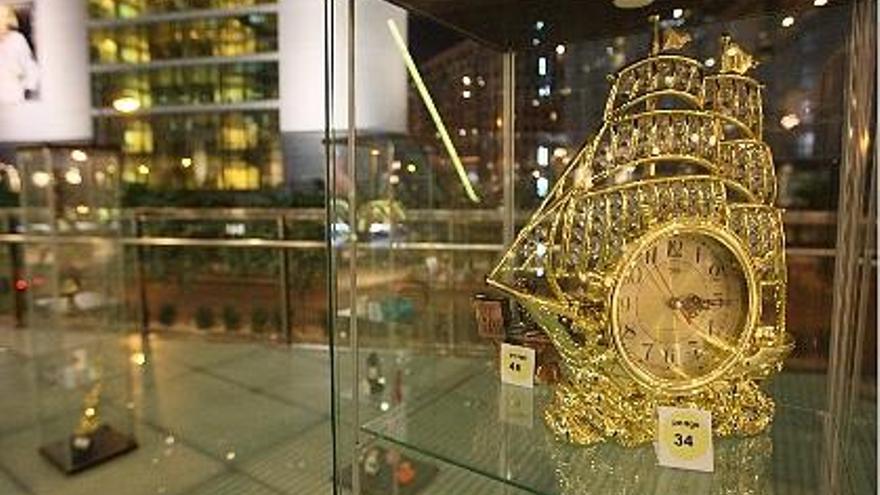 concurso. Un enorme reloj dorado en la exposición de &quot;pongos&quot; del centro comercial Aqua.