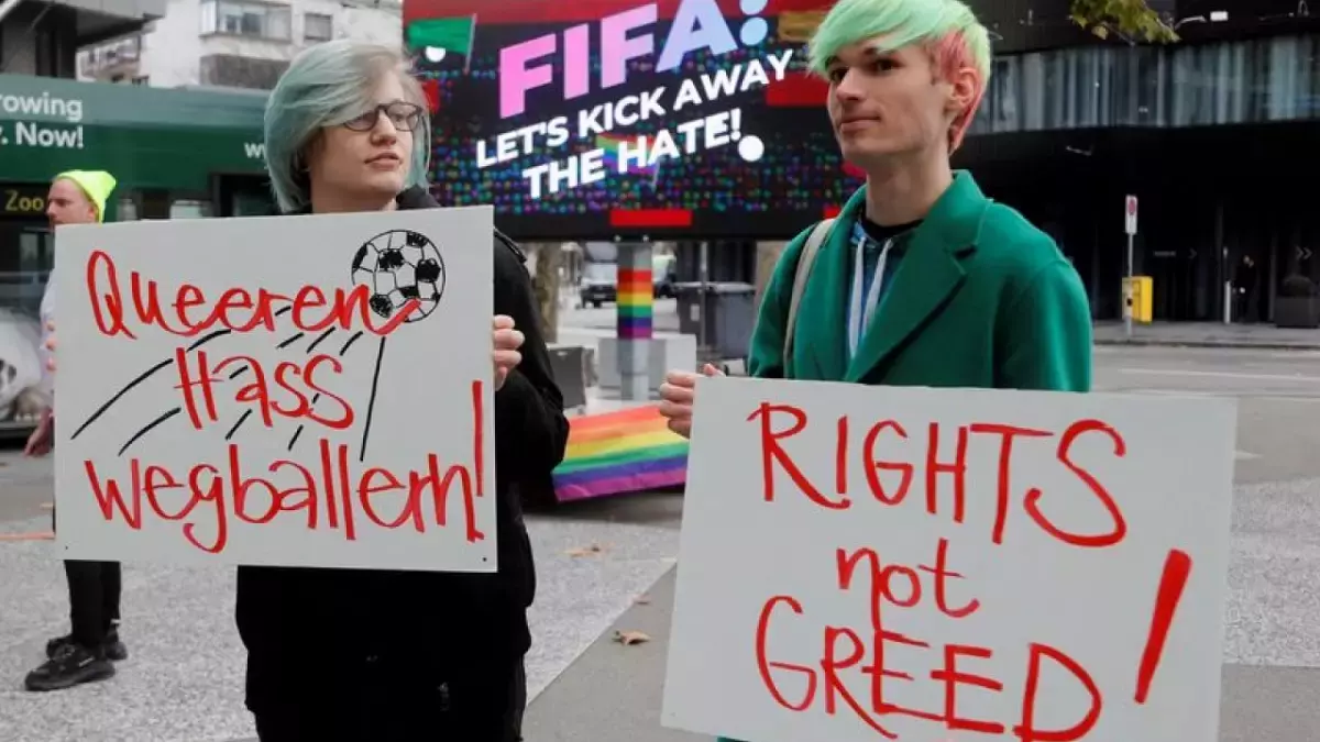 Protesta ante la sede de la FIFA en Zúrich por parte de activistas LGBT antes del Mundial de Qatar.