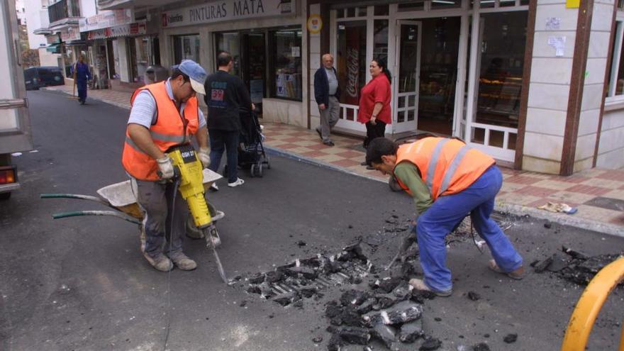 Dos operarios trabajan en Marbella.