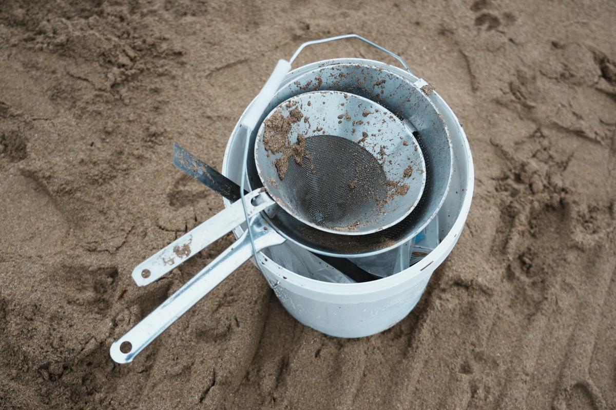 Un voluntario recoge pellets en una playa de Vizcaya.