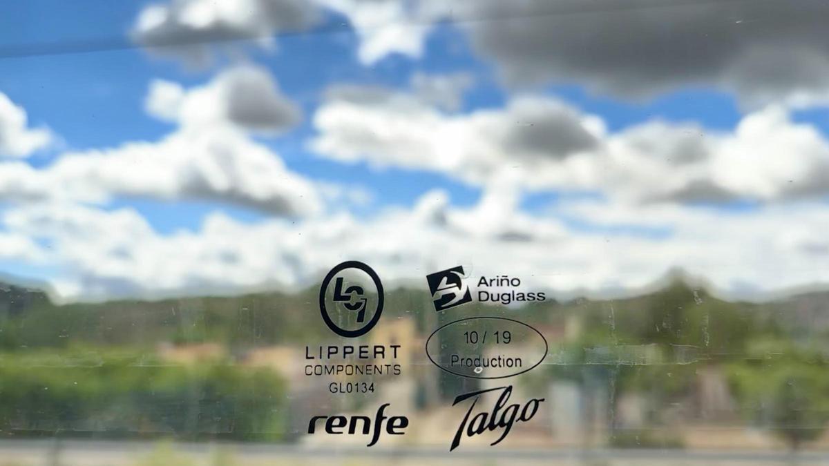 Los logos de Renfe y Talgo, en una de las ventanas del Avlo que este martes se ha estrenado en el eje Barcelona-Madrid