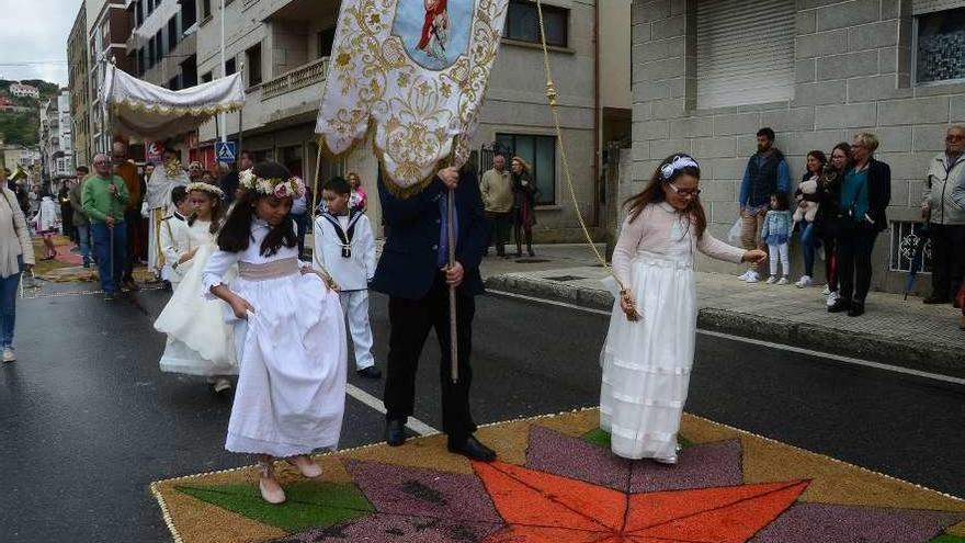 Un momento de la procesión del domingo, marcada por la lluvia. // Gonzalo Núñez