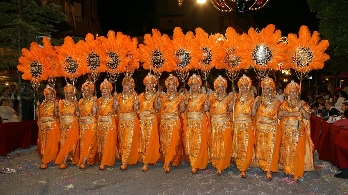 Una de las &#039;filaes&#039; moras participando en la cabalgata de las fiestas de Villena.