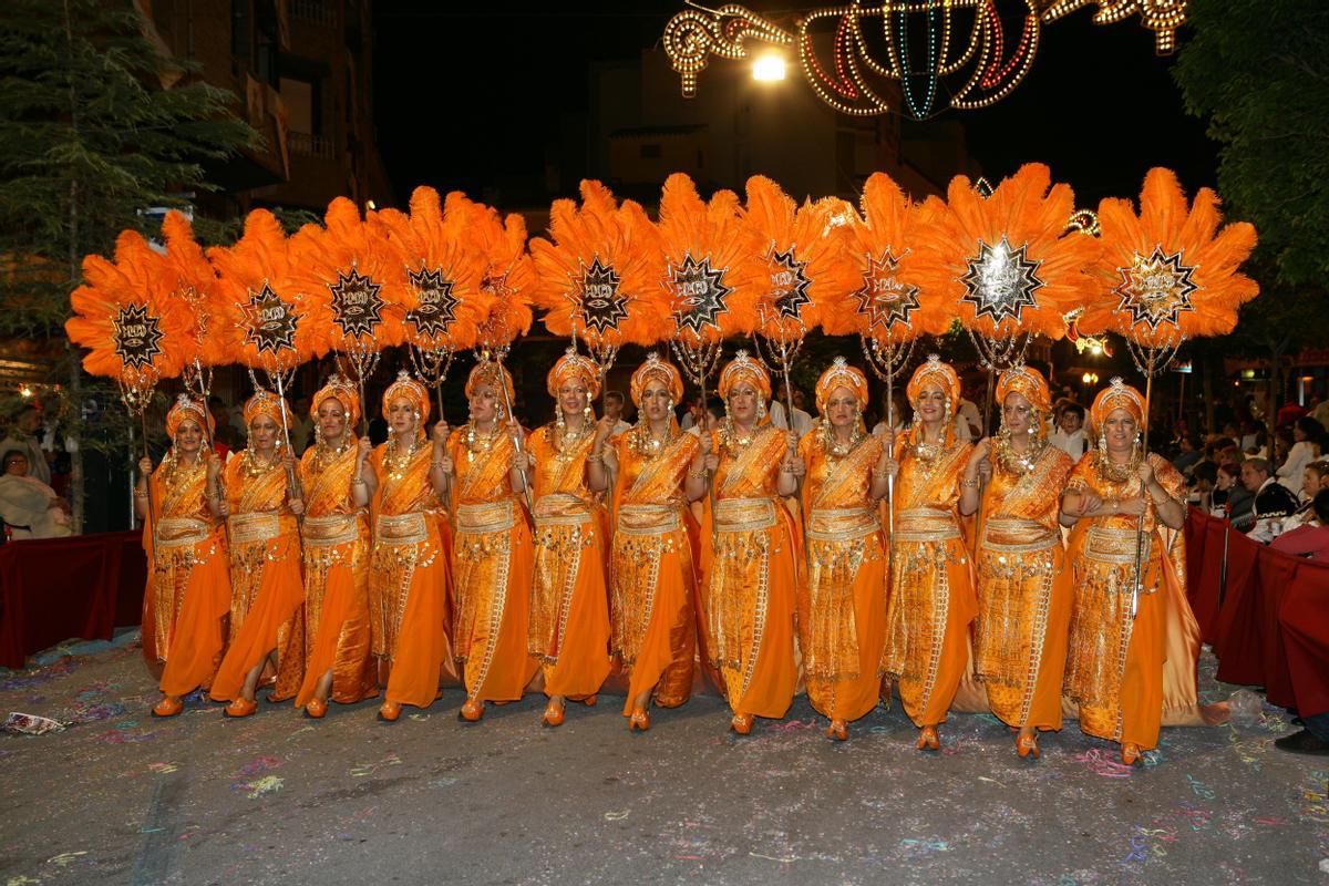 Una de las 'filaes' moras participando en la cabalgata de las fiestas de Villena.