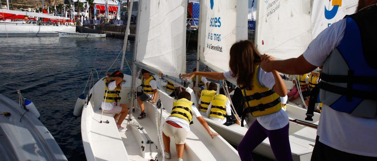 Menores aprendiendo deporte náutico, en una imagen de archivo de unos cursos en Alicante.  | JOSE NAVARRO