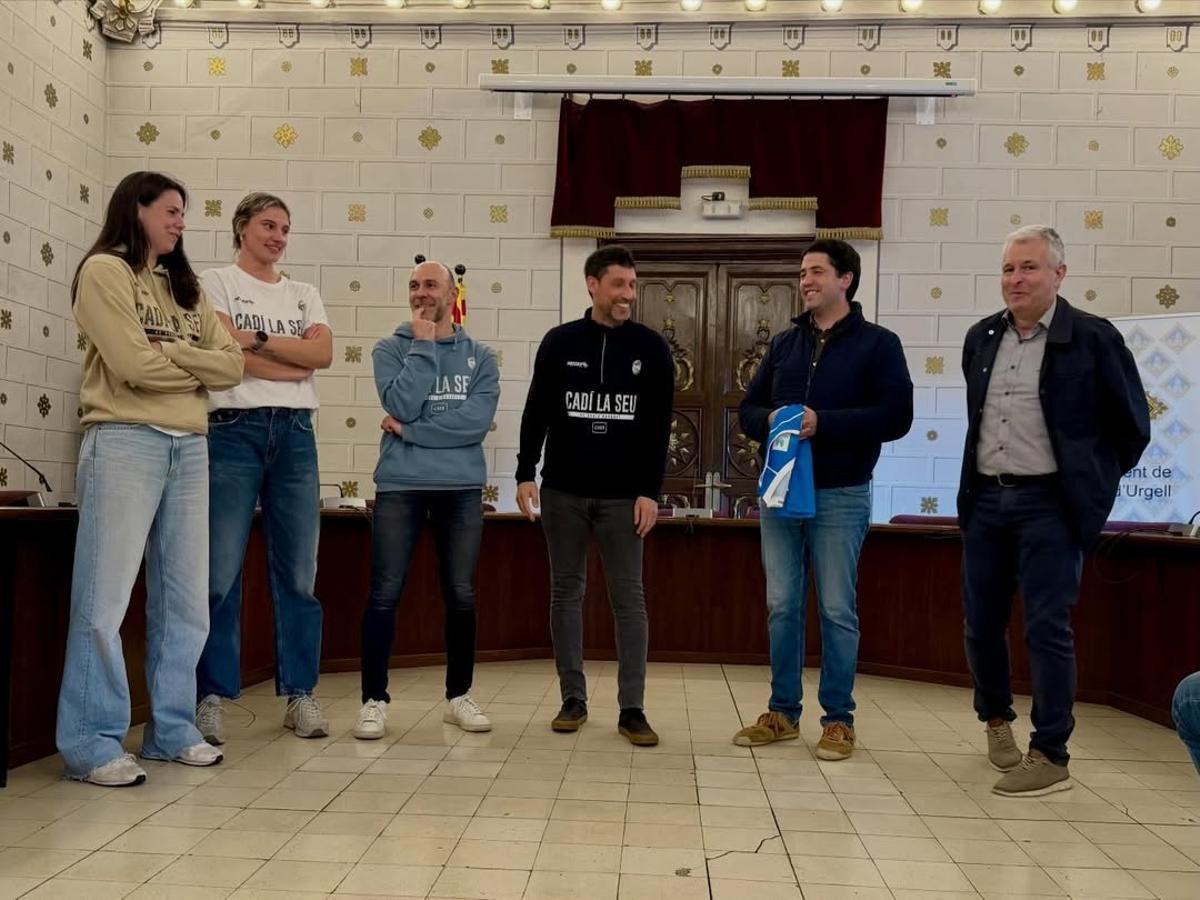 Pepe Vázquez, el tècnic renovat, al centre, durant la celebració a l'Ajuntament