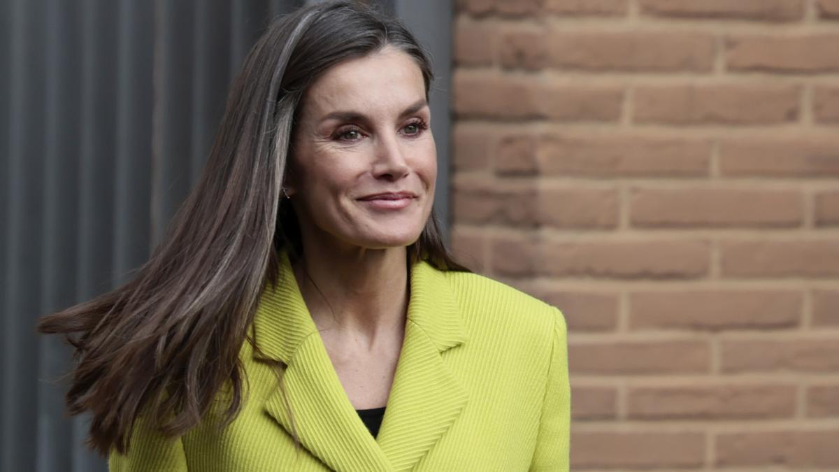 La reina Letizia marca tendencia con su chaqueta pistacho: 3 modelos con los que copiar su look