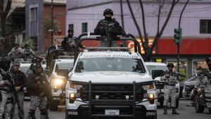 Elementos de las fuerzas especiales de la Guardia Nacional y de la Secretaría de Seguridad Ciudadana hacen guardia frente a la Fiscalía General de la República, donde se realizan las investigaciones del operativo en el que participó Nemesio Oseguera Cervantes, alias El Mencho.