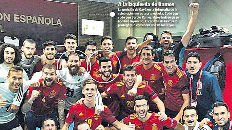 La selección española celebra en el vestuario de La Cartuja la goleada 6-0 a Alemania.