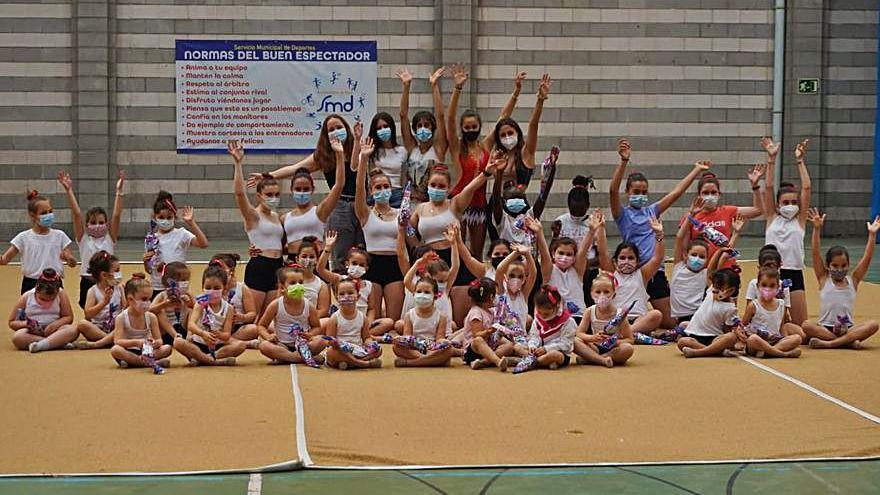 Las gimnastas demostraron su clase sobre tapiz. | SERVICIO ESPECIAL