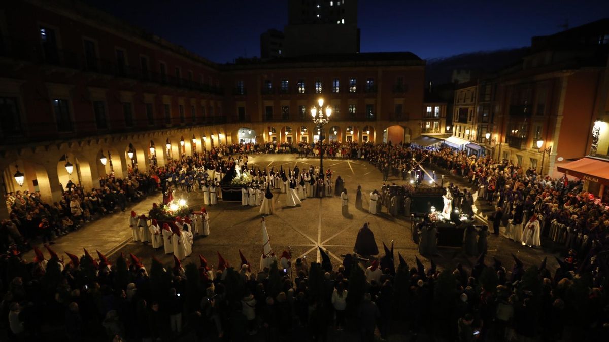 Encuentro del Cristo Nazareno y la Virgen Dolorosa el Miércoles Santo en Gijón.
