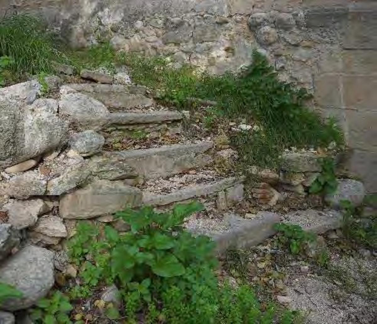 Escalera en mal estado que comunica espacios del jardín del Palau de Benissuera, que será reparada.