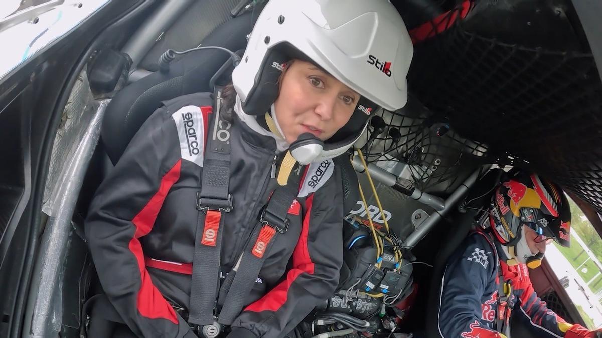 La presidenta de la Comunidad de Madrid, Isabel Díaz Ayuso, se ha subido este lunes al coche de Carlos Sainz para dar la primera vuelta al que será el nuevo trazado del circuito del Gran Premio de Fórmula 1 (MADRING) en Ifema Madrid
