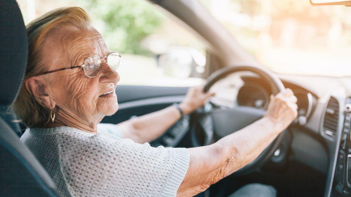 Una señora gran al volant