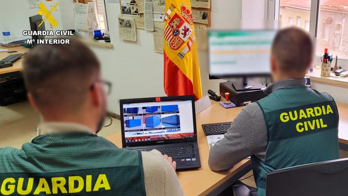 Los agentes durante la investigación.