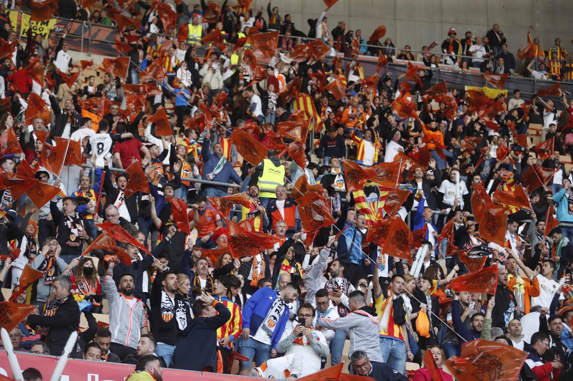 La afición valencianista llena de color el estadio de La cartuja