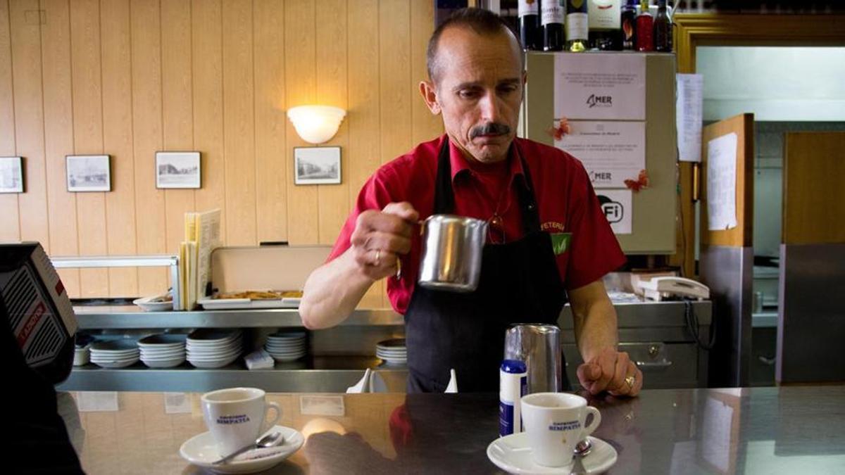 Un camarero sirve un desayuno en un bar de Madrid.