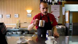 Un camarero sirve un desayuno en un bar de Madrid.