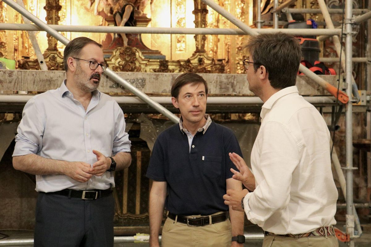 El delegado de gobierno, Adolfo Molina, junto al delegado de Desarrollo Educativo y Formación Profesional, Diego Copé, visita el IES Luis de Góngora, con motivo de la reforma de la capilla gracias al plan &quot;Mejora tu Centro&quot;