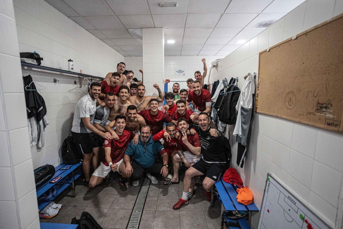 Los jugadores del Estradense celebran la victoria ante el Viveiro en el vestuario.