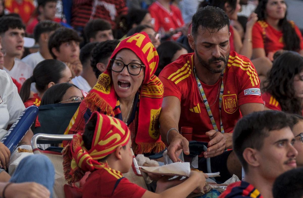 Afición española viviendo el cruce de España-Portugal en el CC Los Alisios