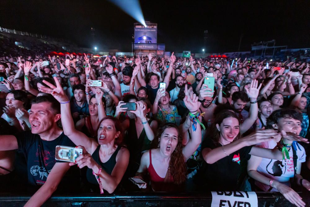 El plato fuerte de la primera jornada del festival fue la actuación de los británicos Foals al filo de la medianoche.