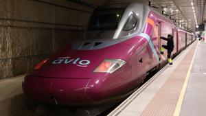 Archivo - Un tren de Avlo en la Estación de Murcia El Carmen