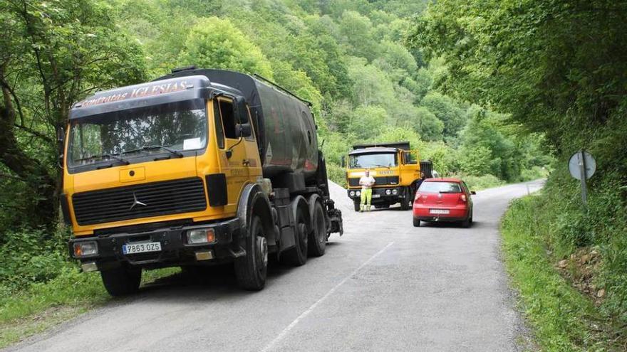 Camiones trabajando en la carretera de Caso en las proximidades de La Marea.