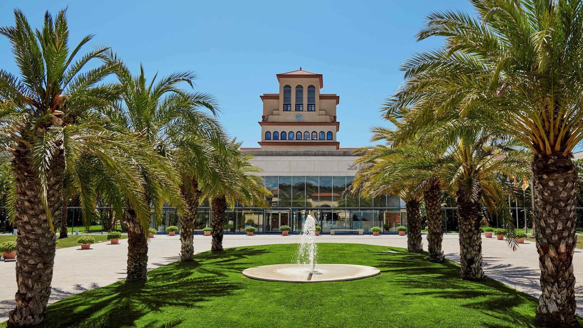 La entrada de Le Méridien Ra Beach Hotel &amp; Spa, en la playa de El Vendrell.
