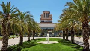 La entrada de Le Méridien Ra Beach Hotel & Spa, en la playa de El Vendrell.
