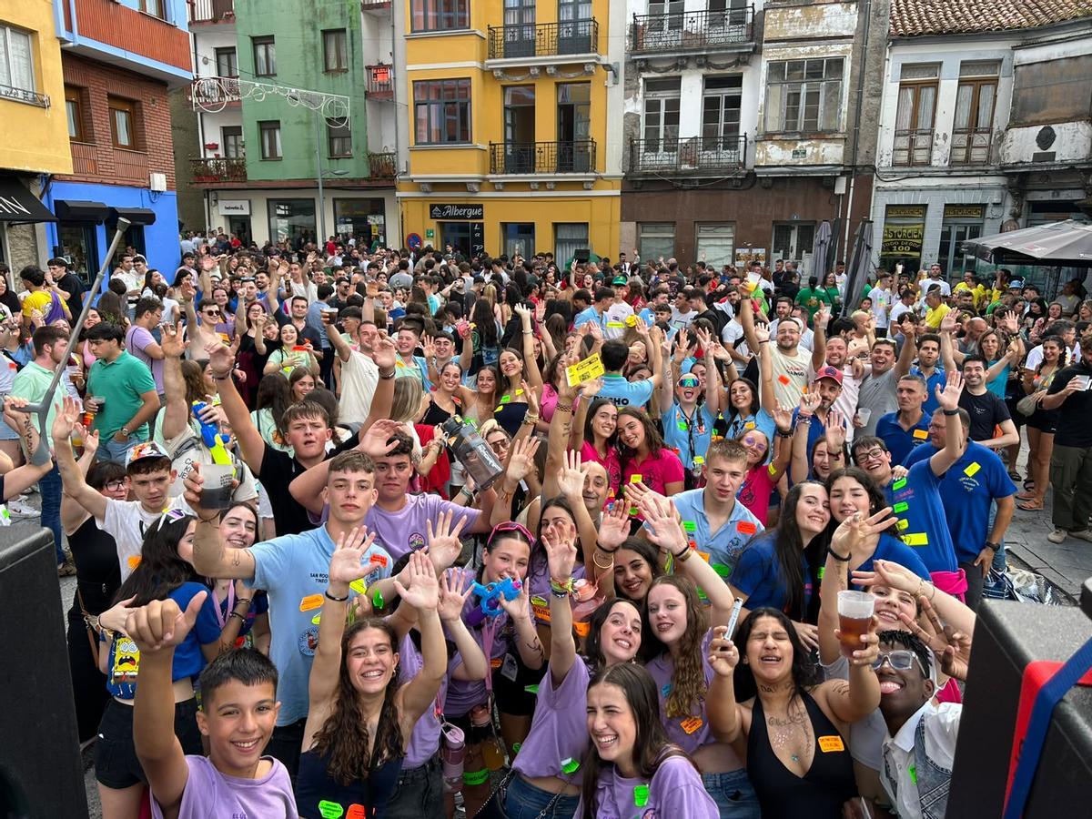 En imágenes: así fue la celebración de las peñas por el centro de Tineo En imágenes: así fue la celebración de las peñas por el centro de Tineo