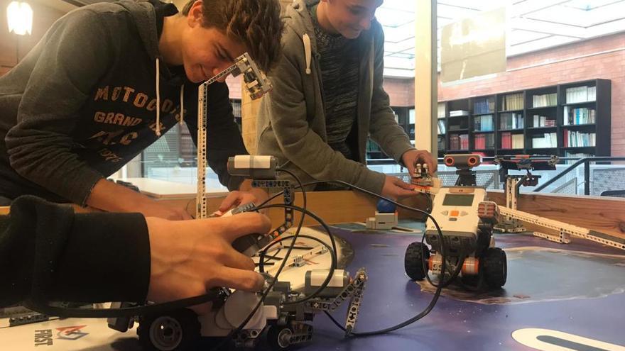 Alumnes del Centre Escolar Empordà en la matèria de robòtica.