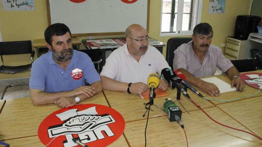 Roberto García, en el centro, ayer en la sede de UGT de Pontevedra. // Santos Álvarez