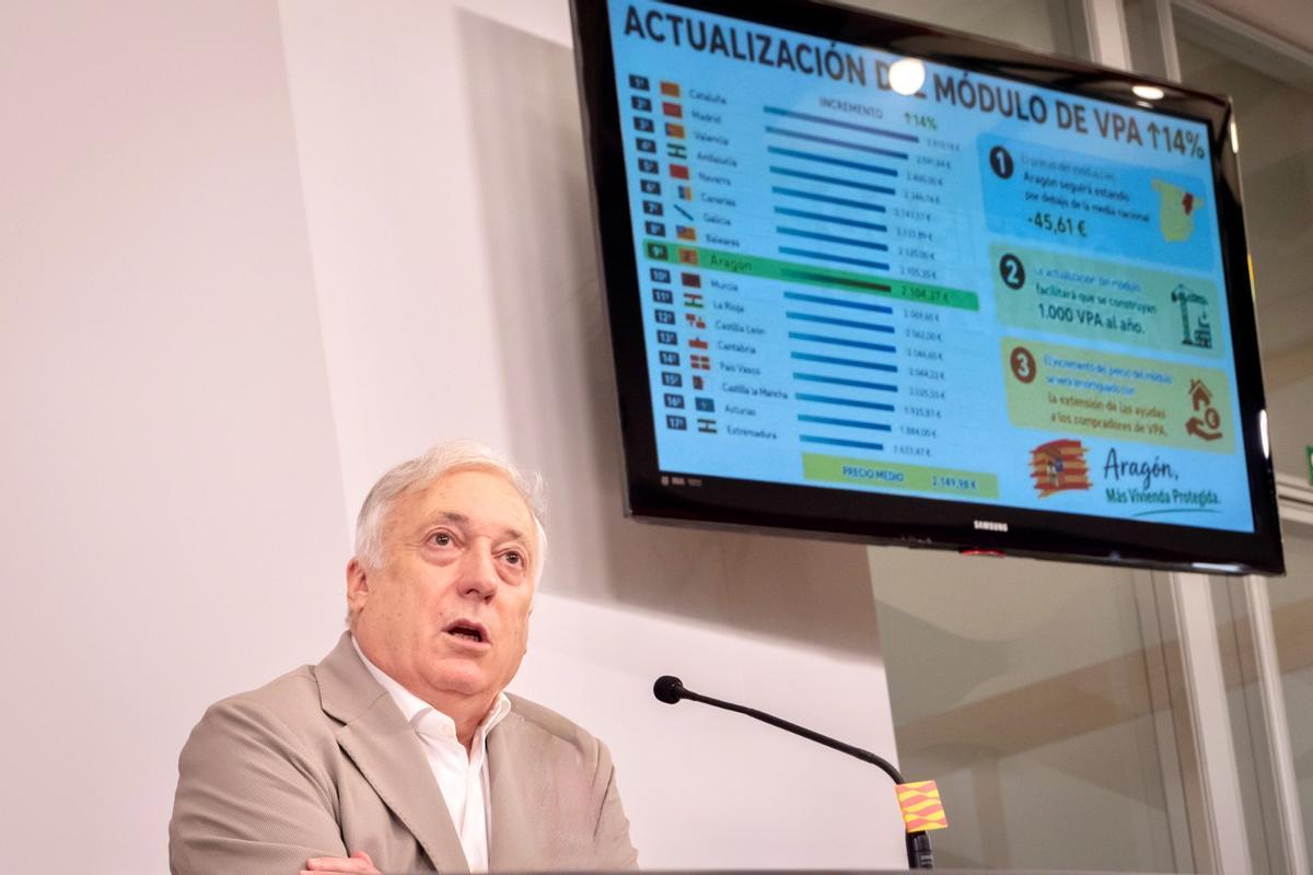 El consejero de Vivienda del Gobierno de Aragón, Octavio López, este martes en rueda de prensa.