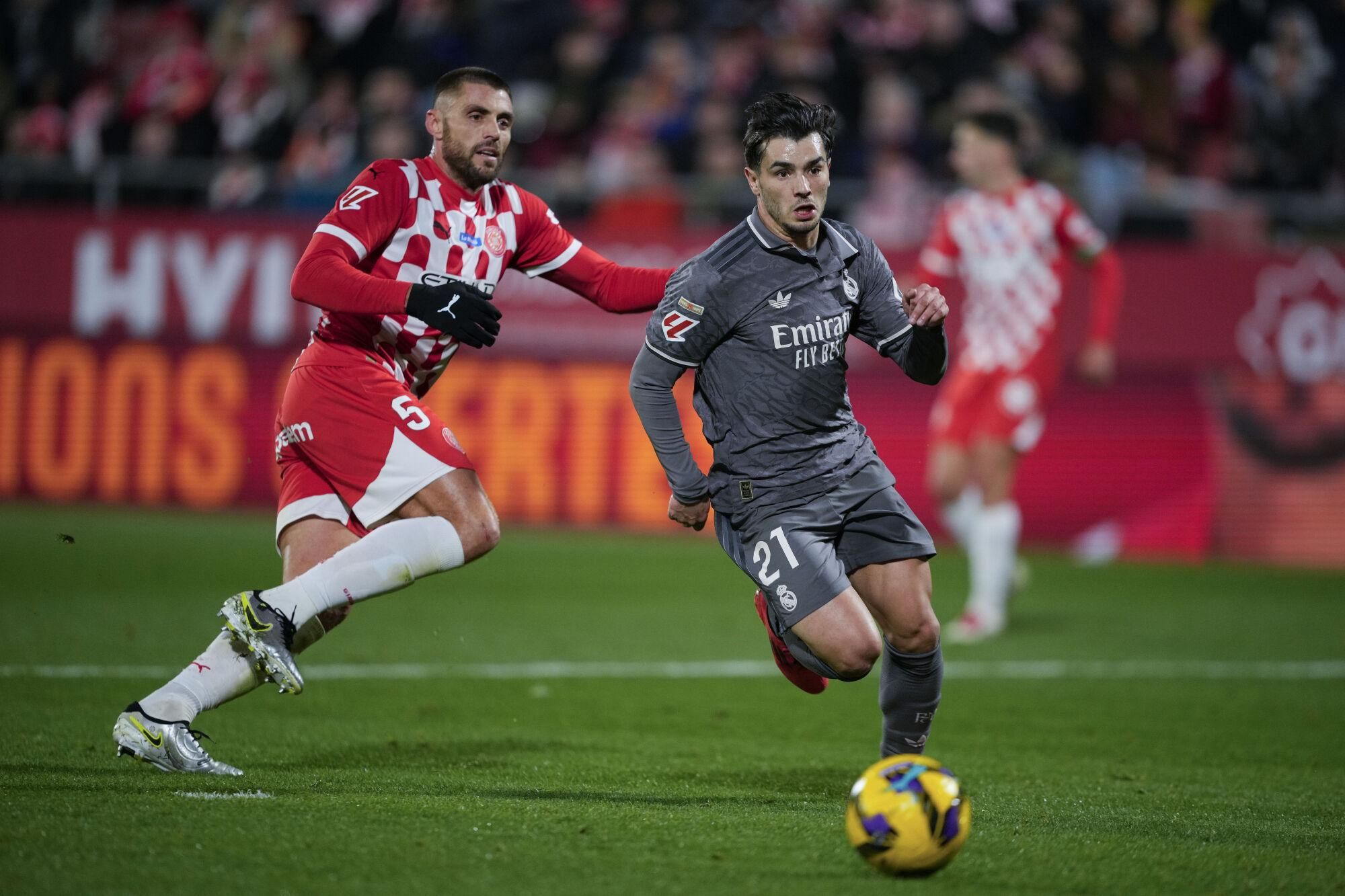 GIRONA, 07/12/2024.- El delantero del Real Madrid Brahim Díaz (d) disputa un balón ante el defensa del Girona David López (i) durante el partido de la jornada 19 de LaLiga que Girona FC y Real Madrid disputan este sábado en el estadio Montilivi, en Girona. EFE/Alejandro GarcíaEFE/ Alejandro García