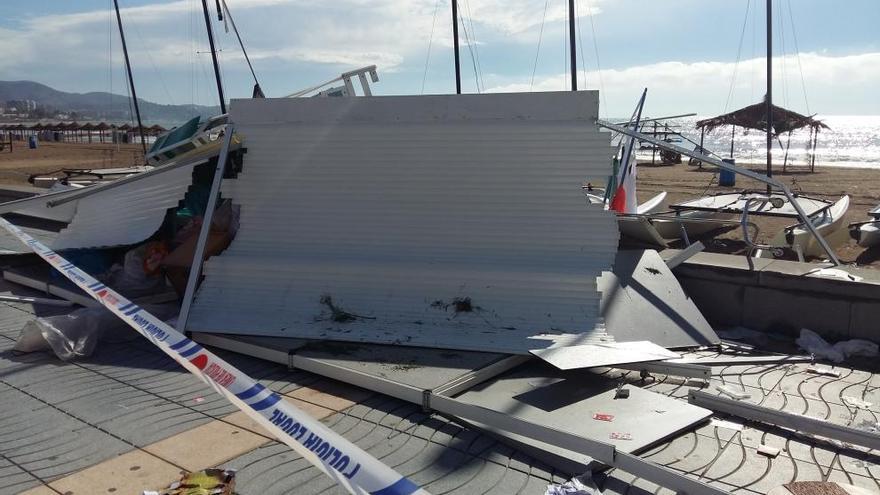 Una de las casetas destruídas por la tormenta