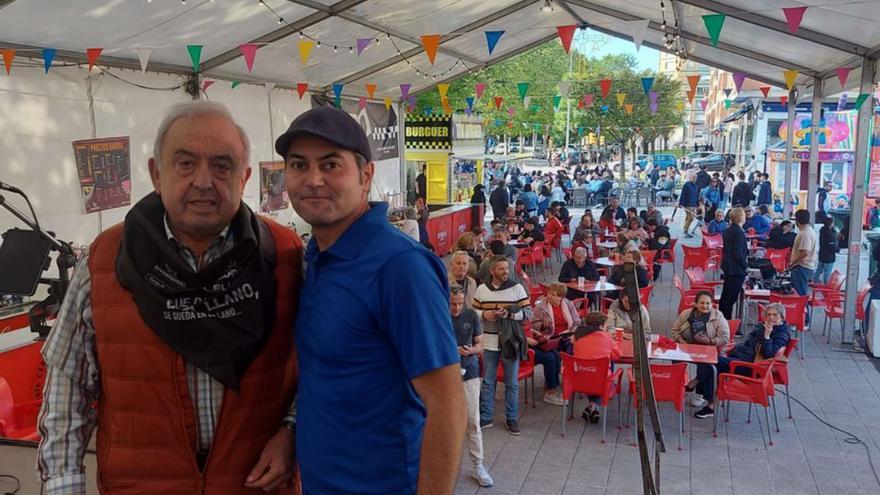 Ángel Ramos y «Julián de Transilvania», en el escenario, antes del pregón. | S. G.