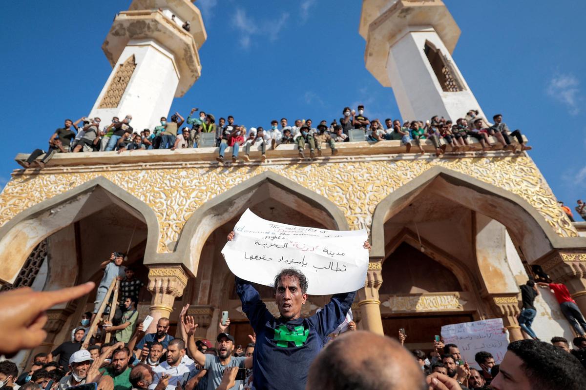 Supervivientes de las inundaciones en Libia se manifiestan en Derna contra la gestión de la catástrofe