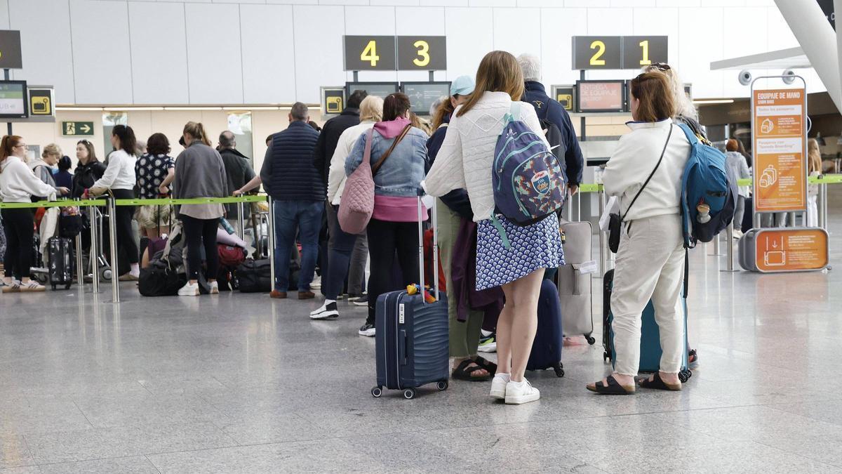 Viajeros en el aeropuerto de Lavacolla, en Santiago.