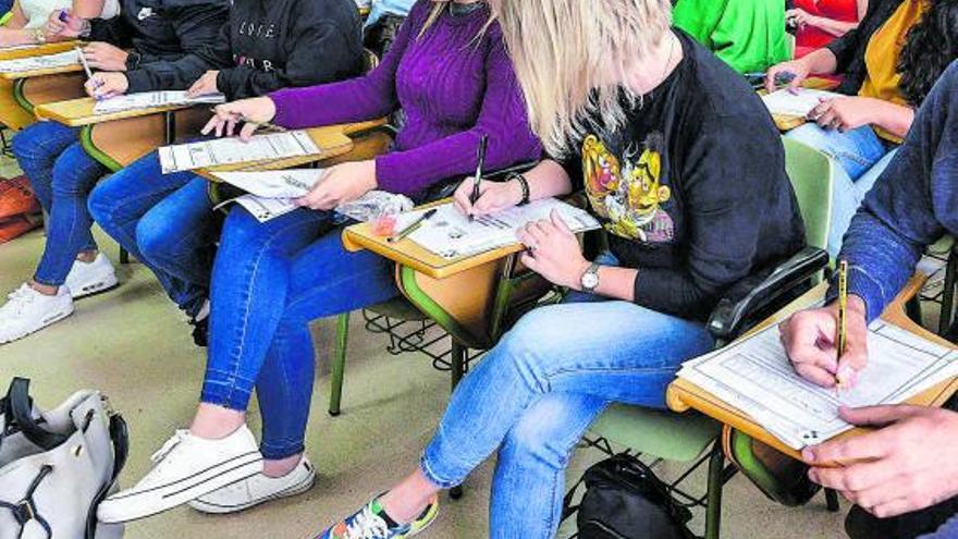 Opositores del Servicio Canario de Salud realizan una de las pruebas.