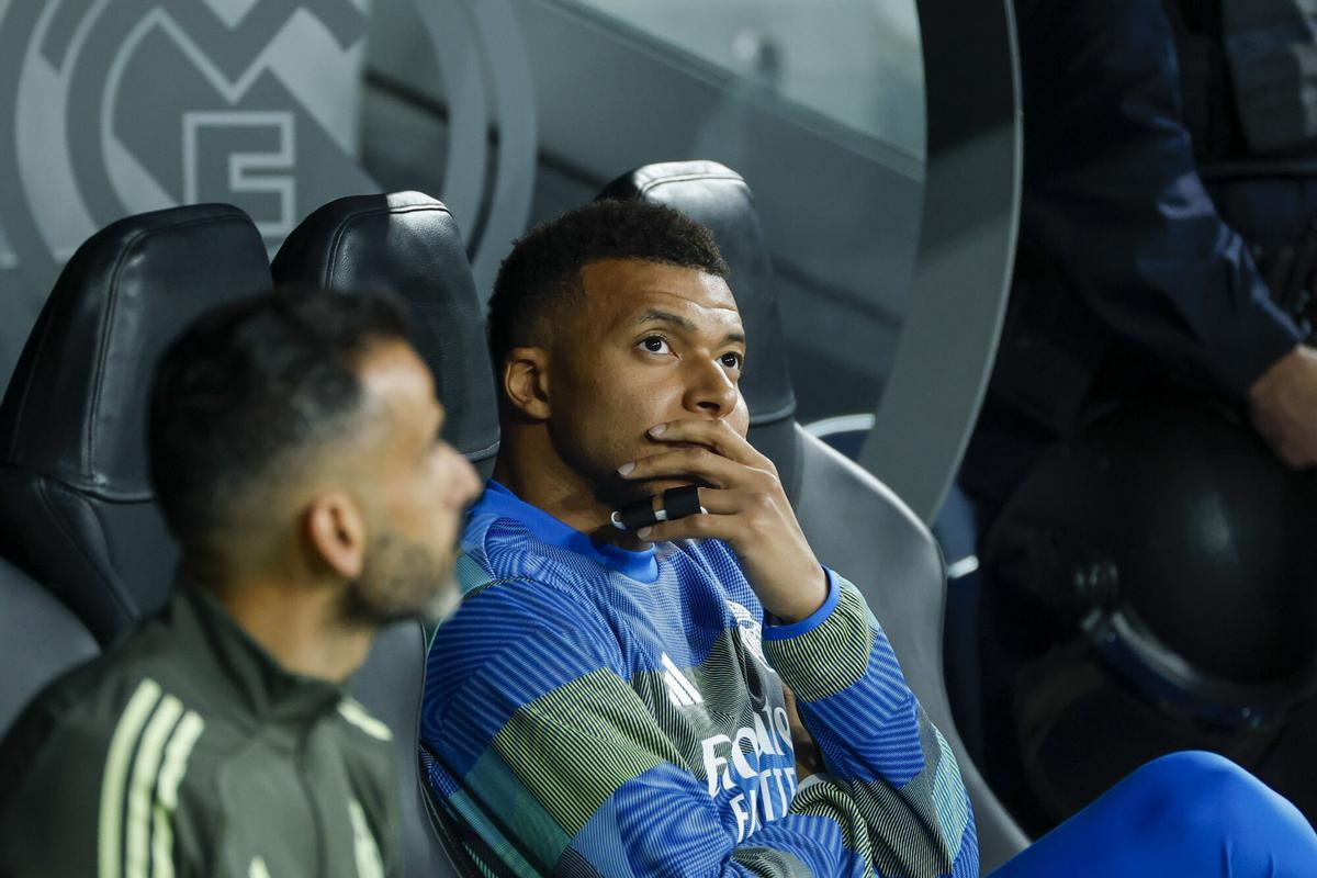 El delantero francés del Real Madrid, Kylian Mbappé, en el banquillo antes del inicio del encuentro correspondiente a la fase regular de la Liga de Campeones que disputan hoy miércoles Real Madrid y Manchester City en el estadio Santiago Bernabéu, en Madrid. EFE / Juanjo Martín