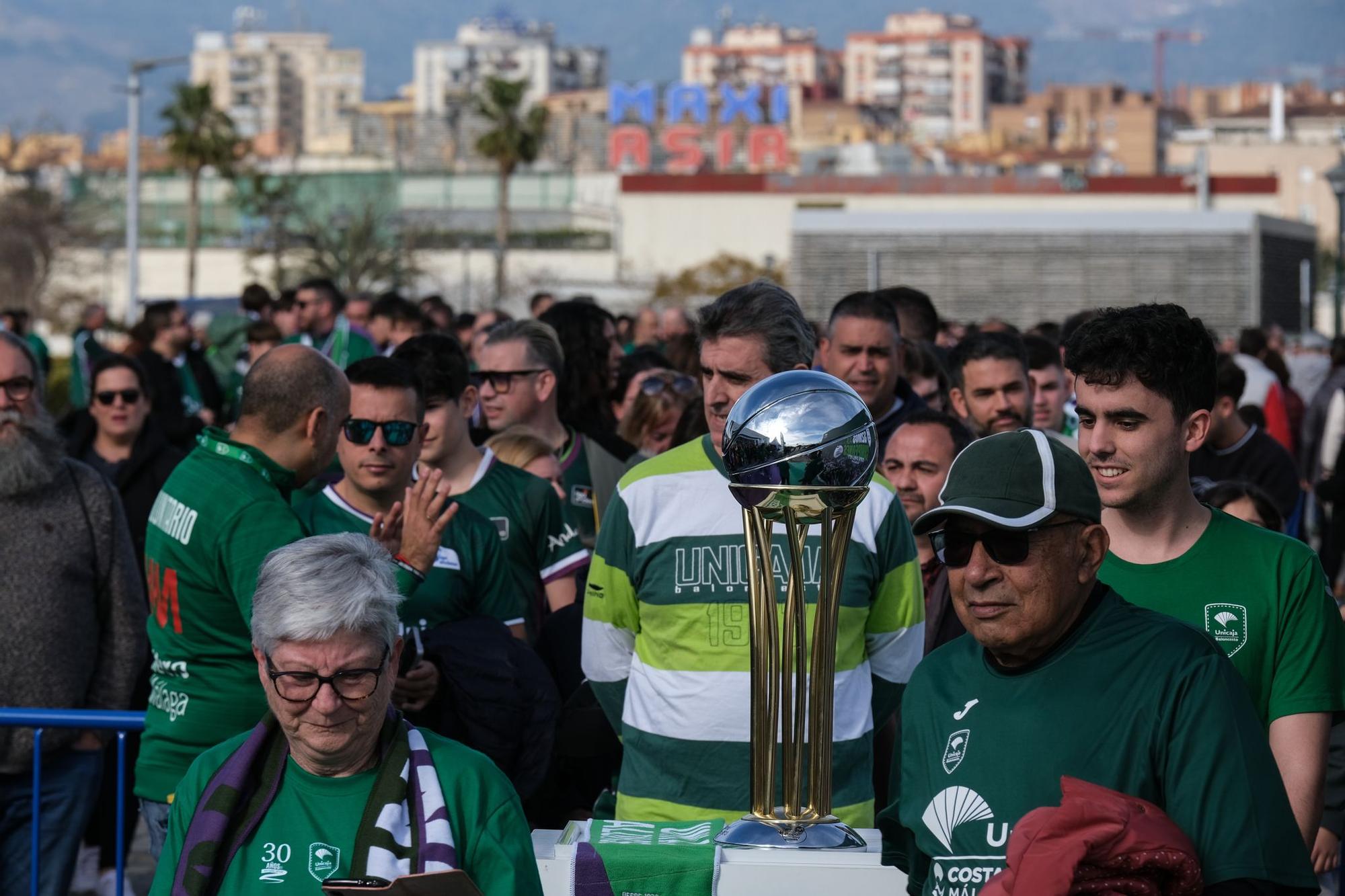 La afición celebra el título de Copa en la previa del Unicaja - Girona