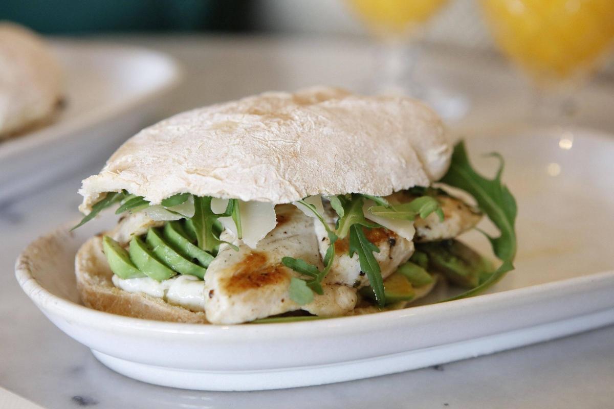 Llonguet nach Wunsch, belegt mit gebratenem Hühnerfleisch, Avocado und Salat.
