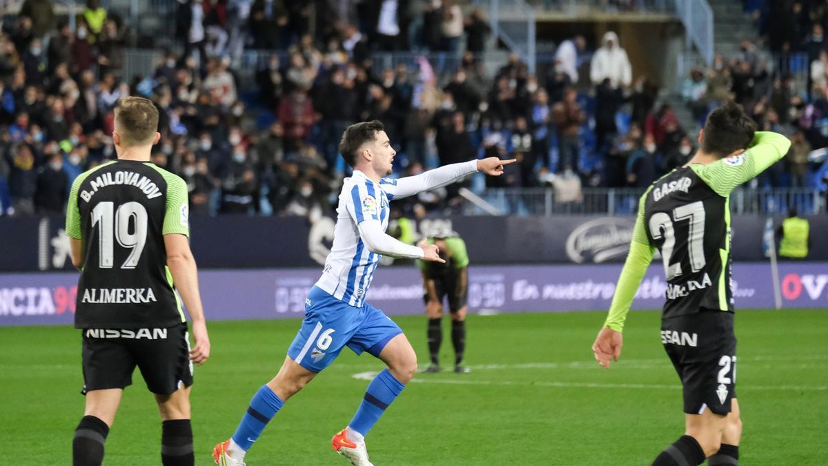 Ramón celebra un golazo frente al Sporting de Gijón en La Rosaleda en la temporada 2021-22.