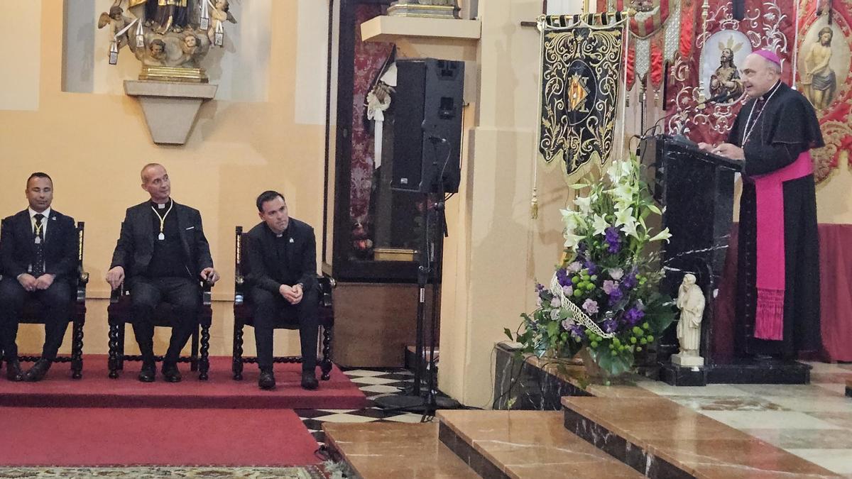 El arzobispo cerró el acto. En la foto, con el presidente de la Junta Mayor, el pregonero y el prior