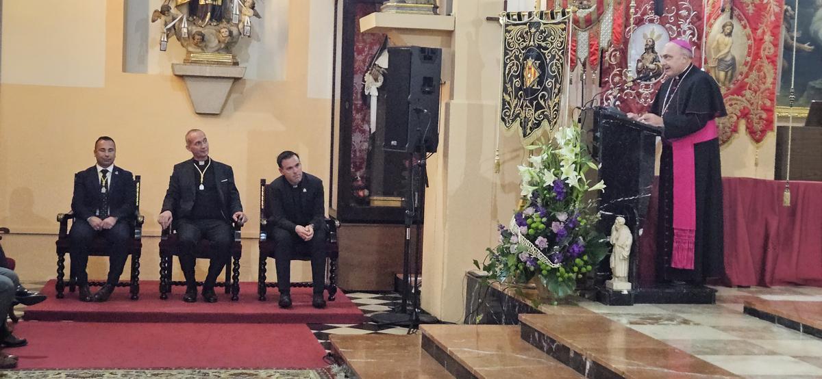 El arzobispo cerró el acto. En la foto, con el presidente de la Junta Mayor, el pregonero y el prior