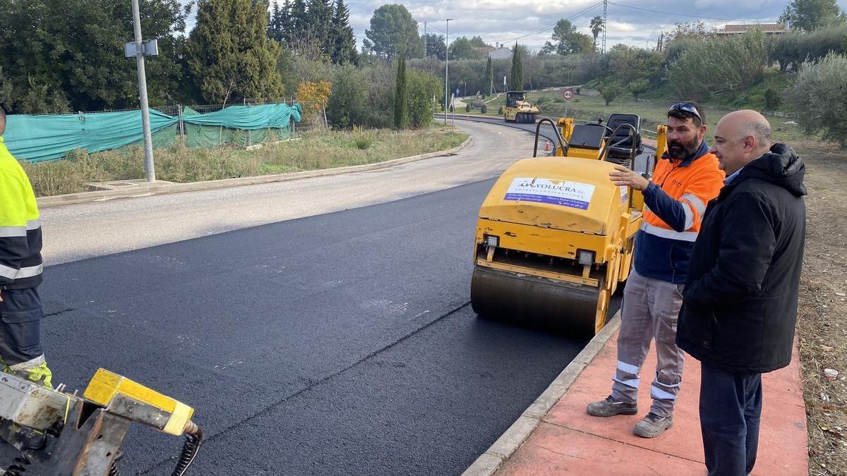 El alcalde de Agullent visita la obra de un polígono.