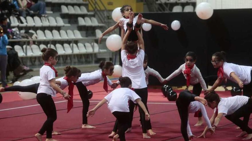 Una de las coreografías del Festival de Navidad el Flic Flac del pasado año. // Adrián Irago