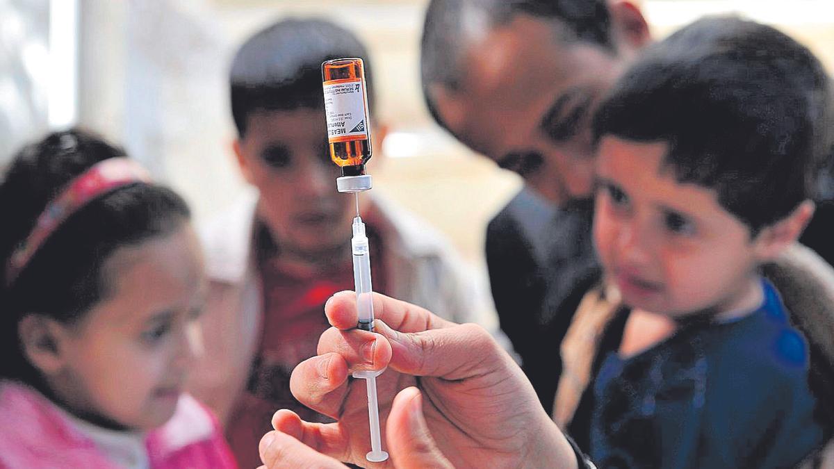 Un sanitario prepara una vacuna en Yemen.