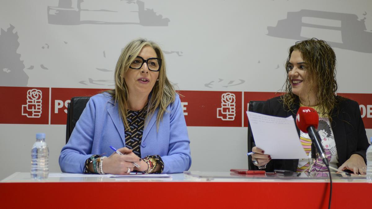 Las portavoces del PSOE en el Ayuntamiento y la Diputación, Patricia Martín y Sandra Veleda, en su comparecencia de balance.